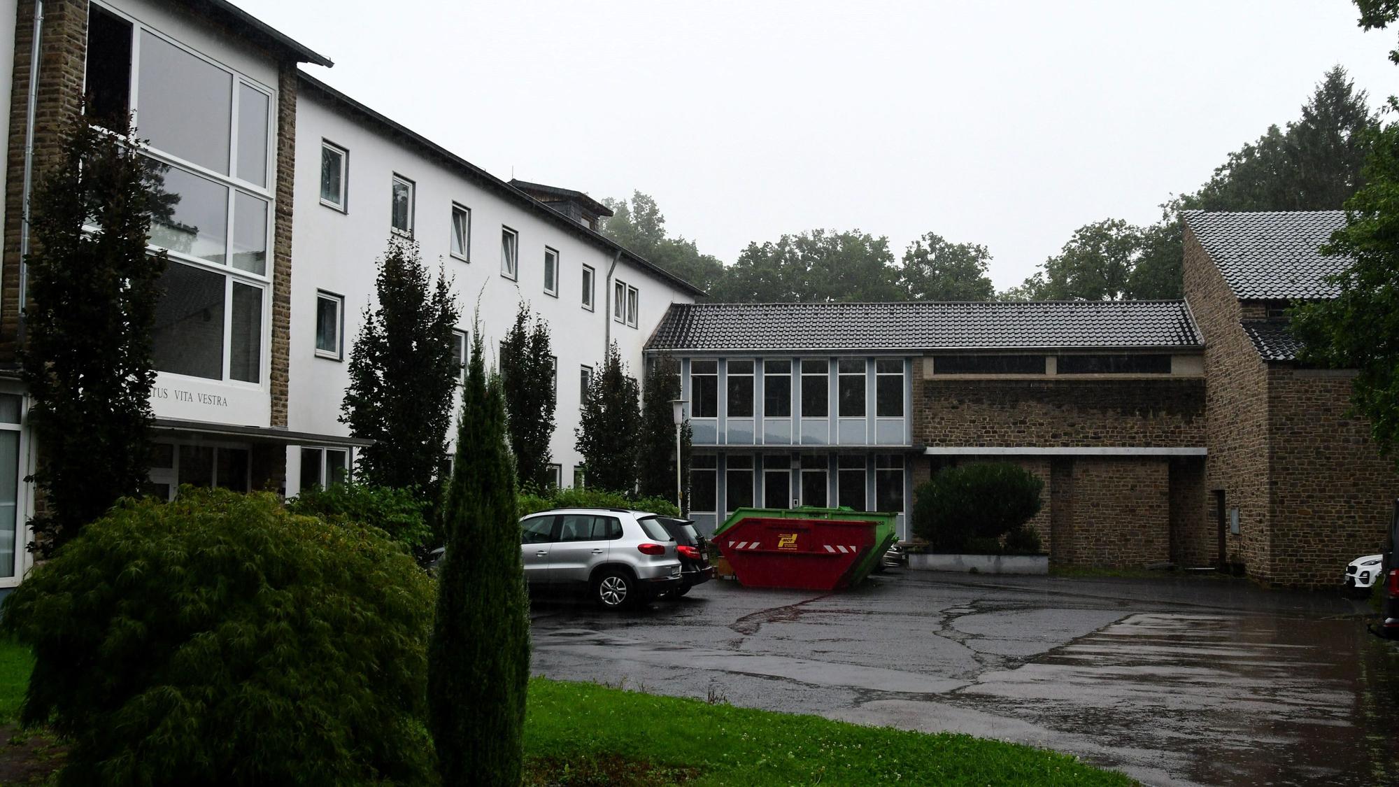 Ein Blick auf den Innenhof der Apostolischen Schule in Bad Münstereifel. Ein Müllcontainer steht dort, auch Autos sind geparkt.