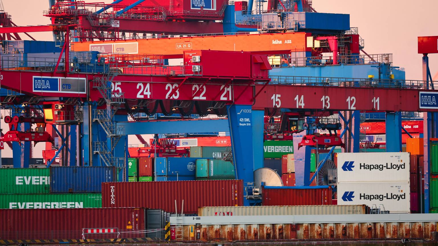Container werden am Container Terminal Burchardkai (CTB) der Hamburger Hafen und Logistik AG (HHLA) gelagert und verladen.