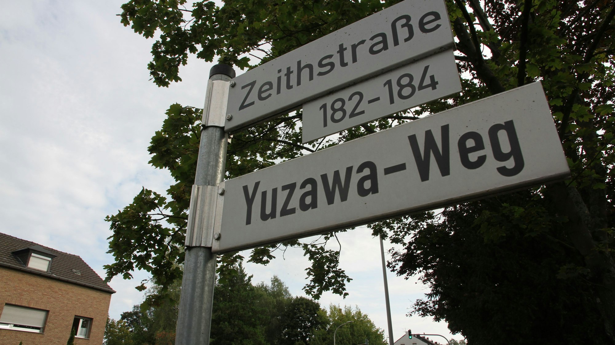 Zwei Straßenschilder für den Yuzawa-Weg und die Zeithstraße