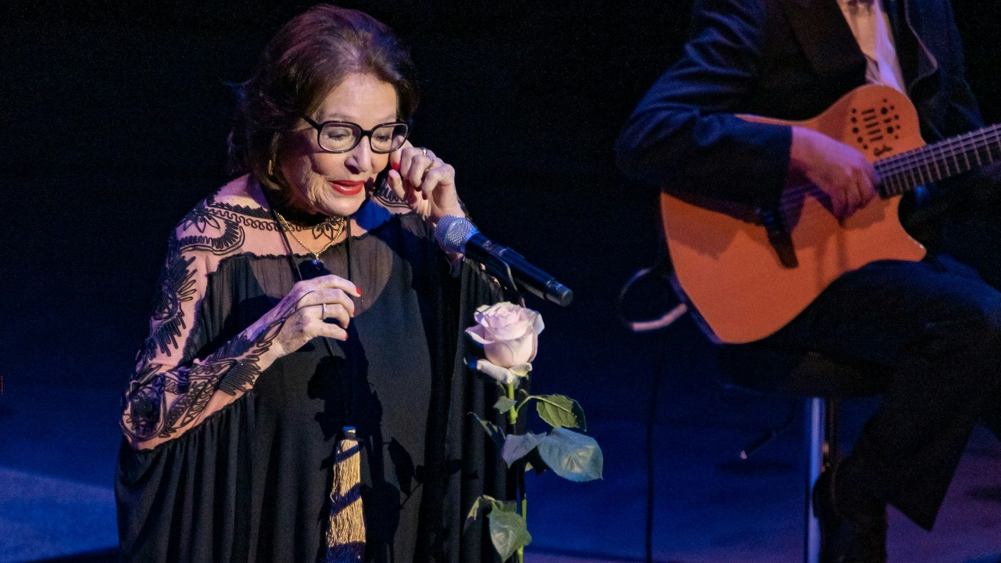Nana Mouskouri steht auf der Bühne.
