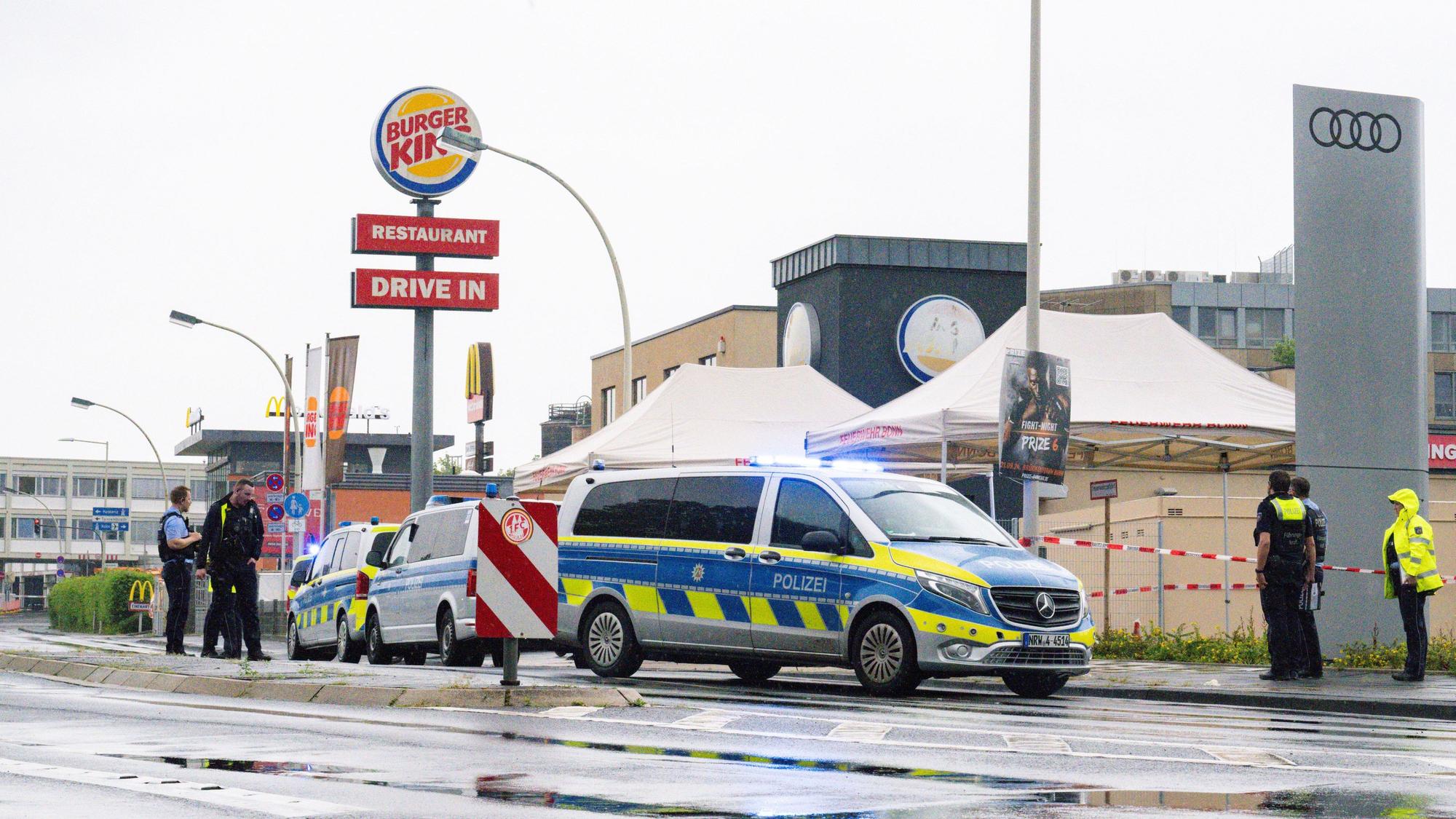 Einsatzkräfte sichern das Areal, nachdem ein Mann zwei ihm bekannte Menschen auf der Straße mit einem Messer angegriffen und verletzt hat.