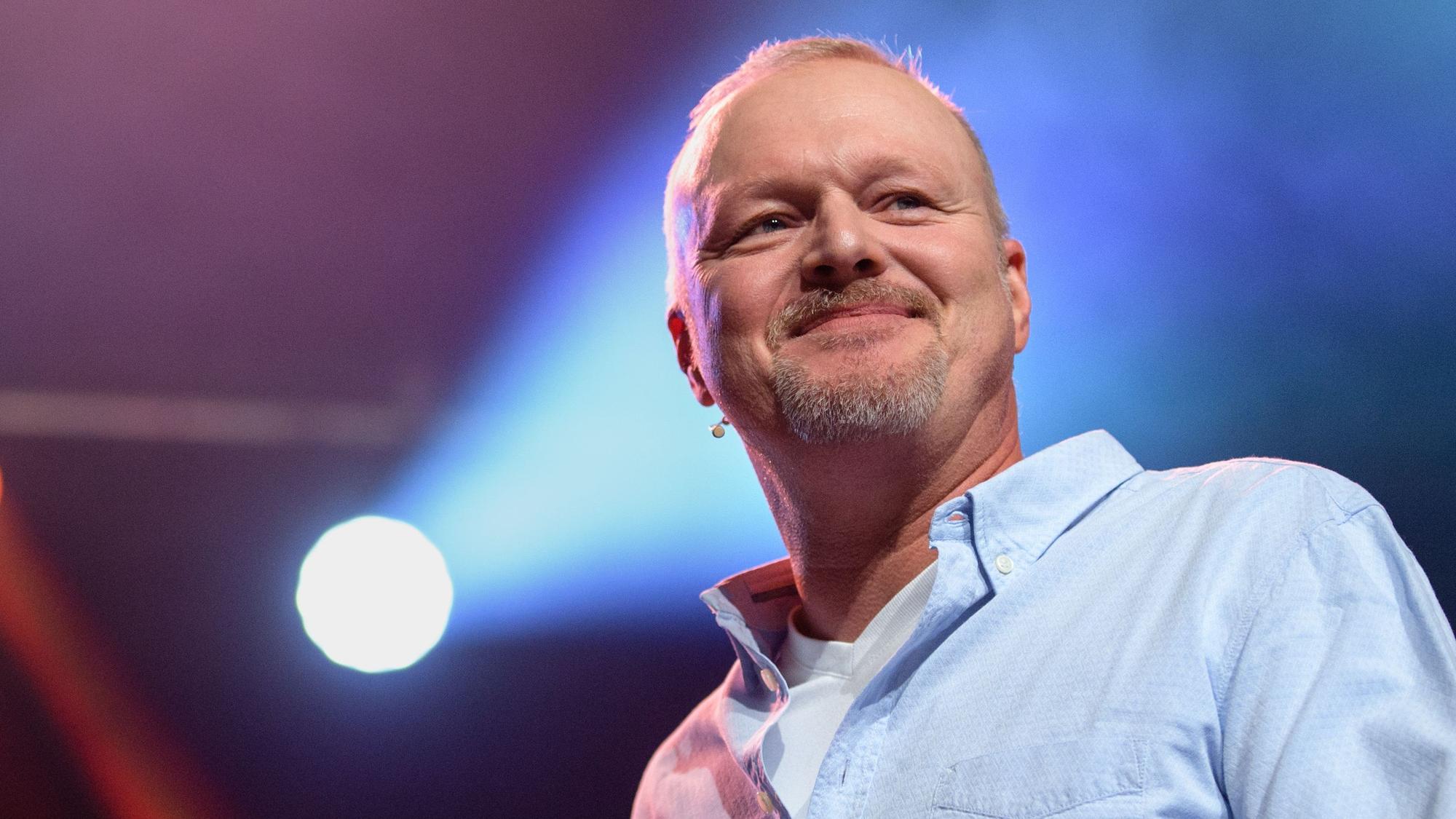 Stefan Raab lächelt auf einer Veranstaltung in München.