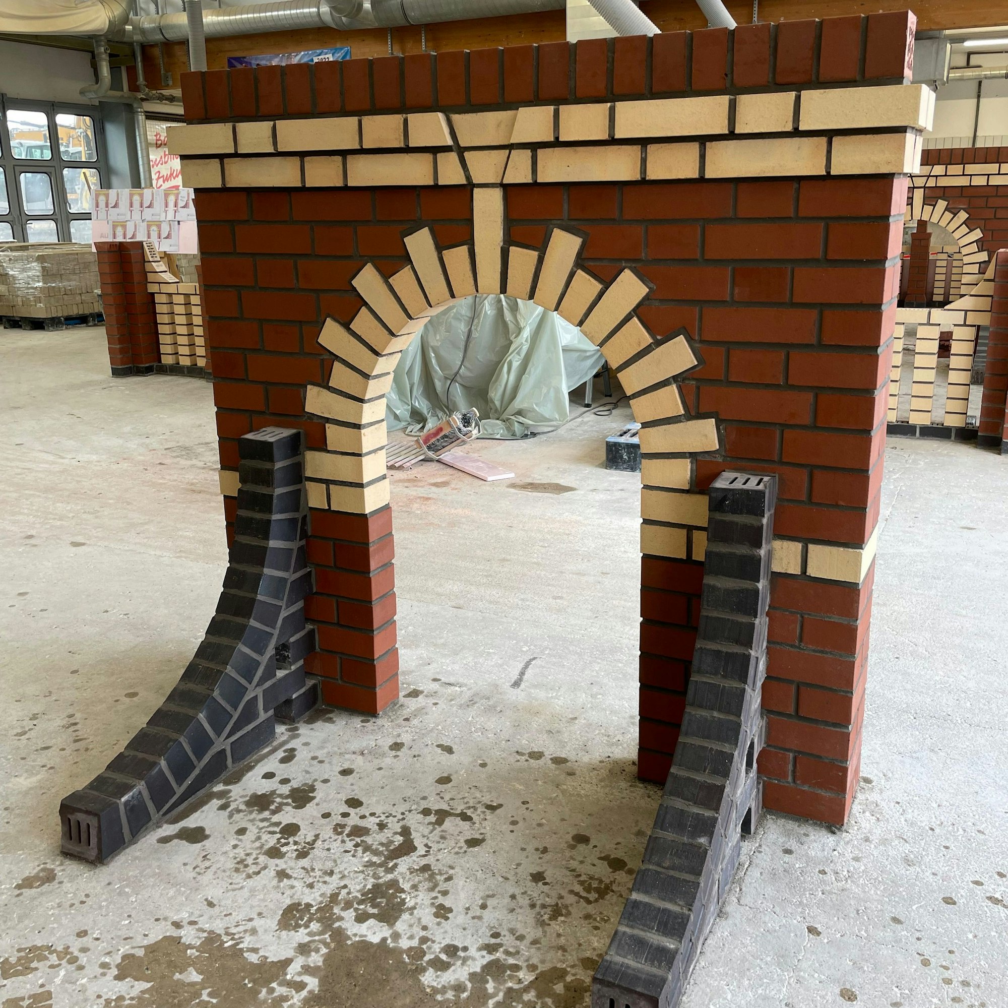 Ein gemauerter Bogen.