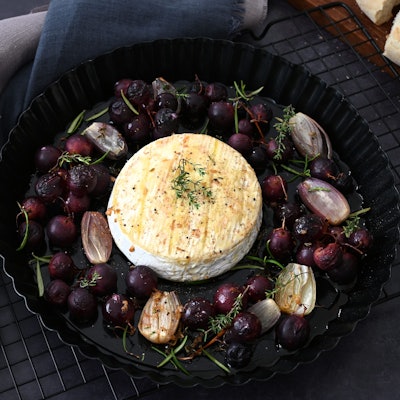 Der Camembert kommt in die Mitte, Schalotten und Tafeltrauben drumherum.