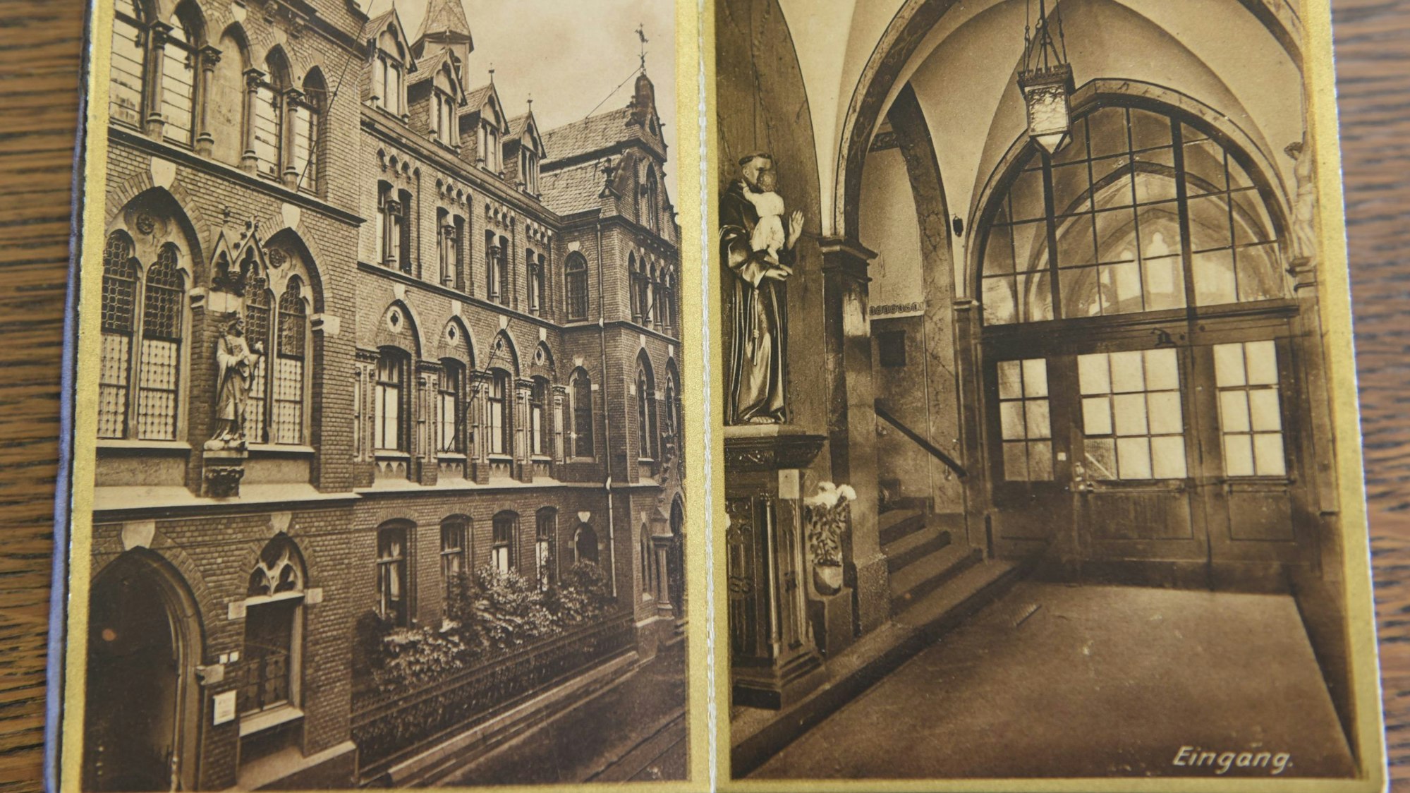 Zu sehen ist eine Fotografie des Eingangsbereichs und der Fassade des Severinklösterchens um 1900.