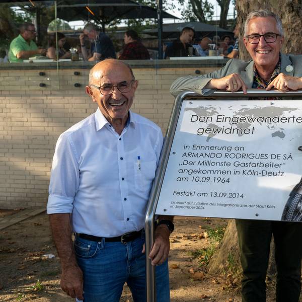 Andreas Wolter und Tayfun Keltek weihen die neue Gedenktafel ein.