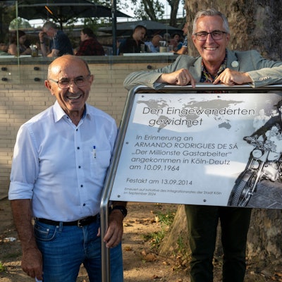 Andreas Wolter und Tayfun Keltek weihen die neue Gedenktafel ein.
