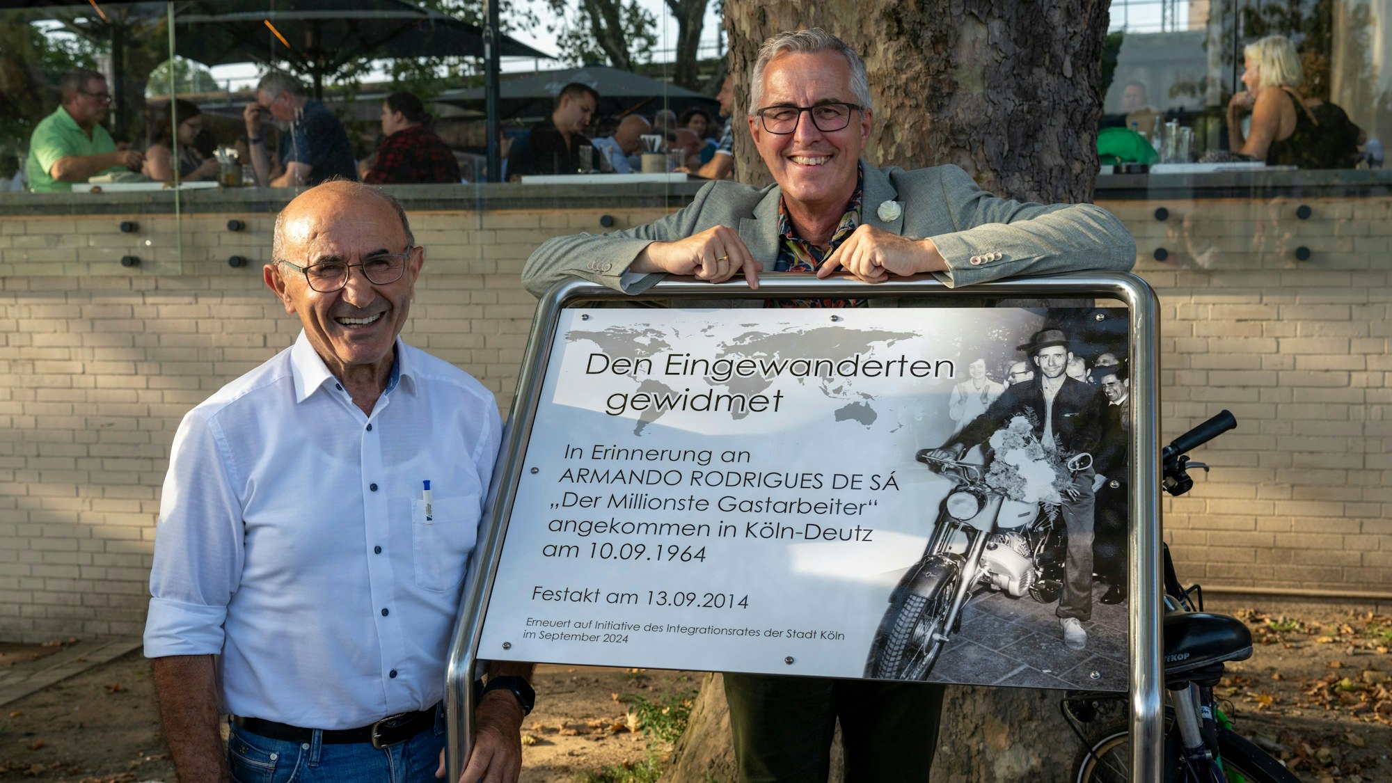 Andreas Wolter und Tayfun Keltek weihen die neue Gedenktafel ein.