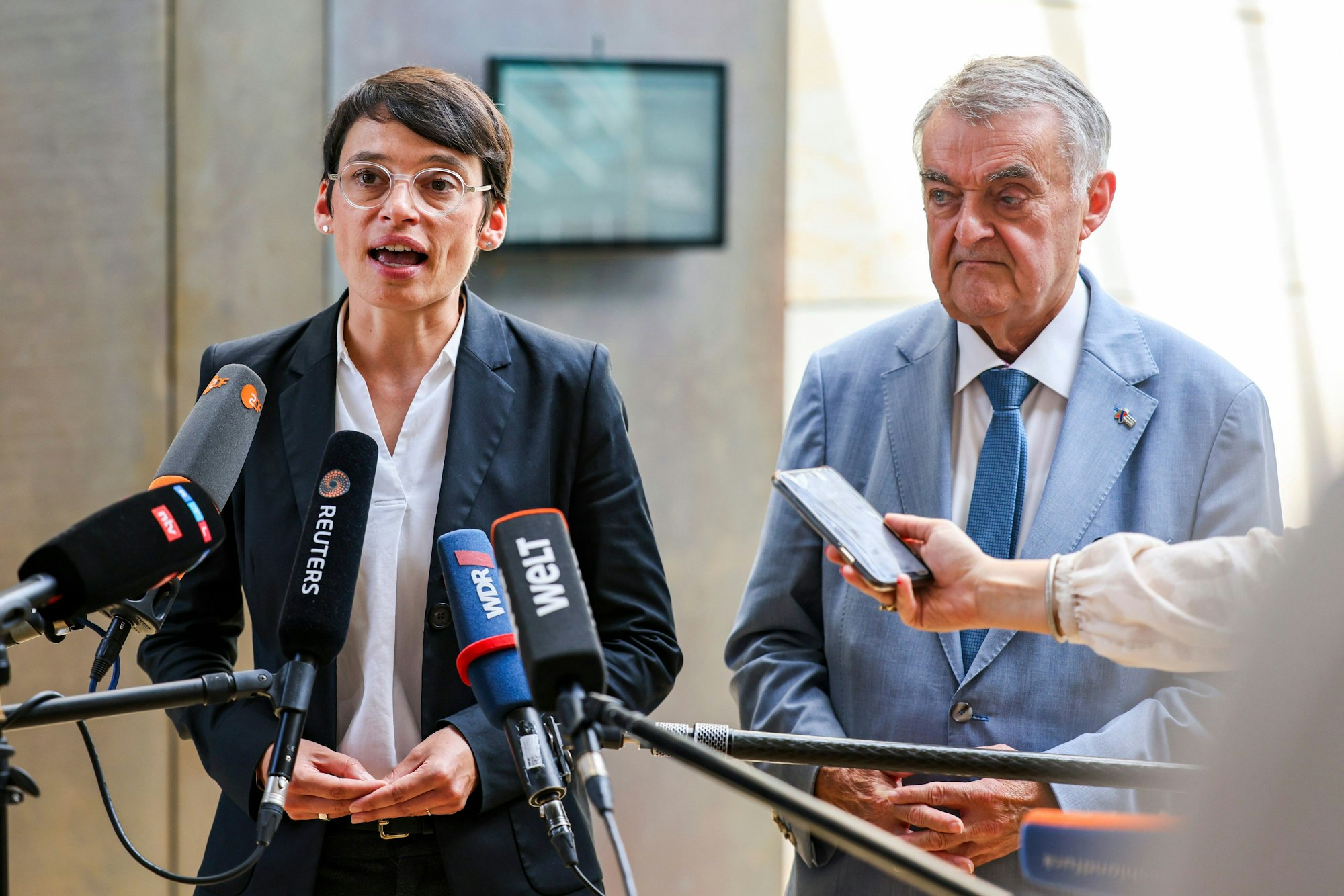 Josefine Paul (Bündnis 90/Die Grünen), Ministerin für Kinder, Jugend, Familie, Flucht und Integration in Nordrhein-Westfalen, und Herbert Reul (CDU), Innenminister von NRW, sprechen zu den Medien nach der Sondersitzung der Ausschüsse für Inneres und Integration im Landtag zum mutmaßliche islamistischen Anschlag in Solingen.