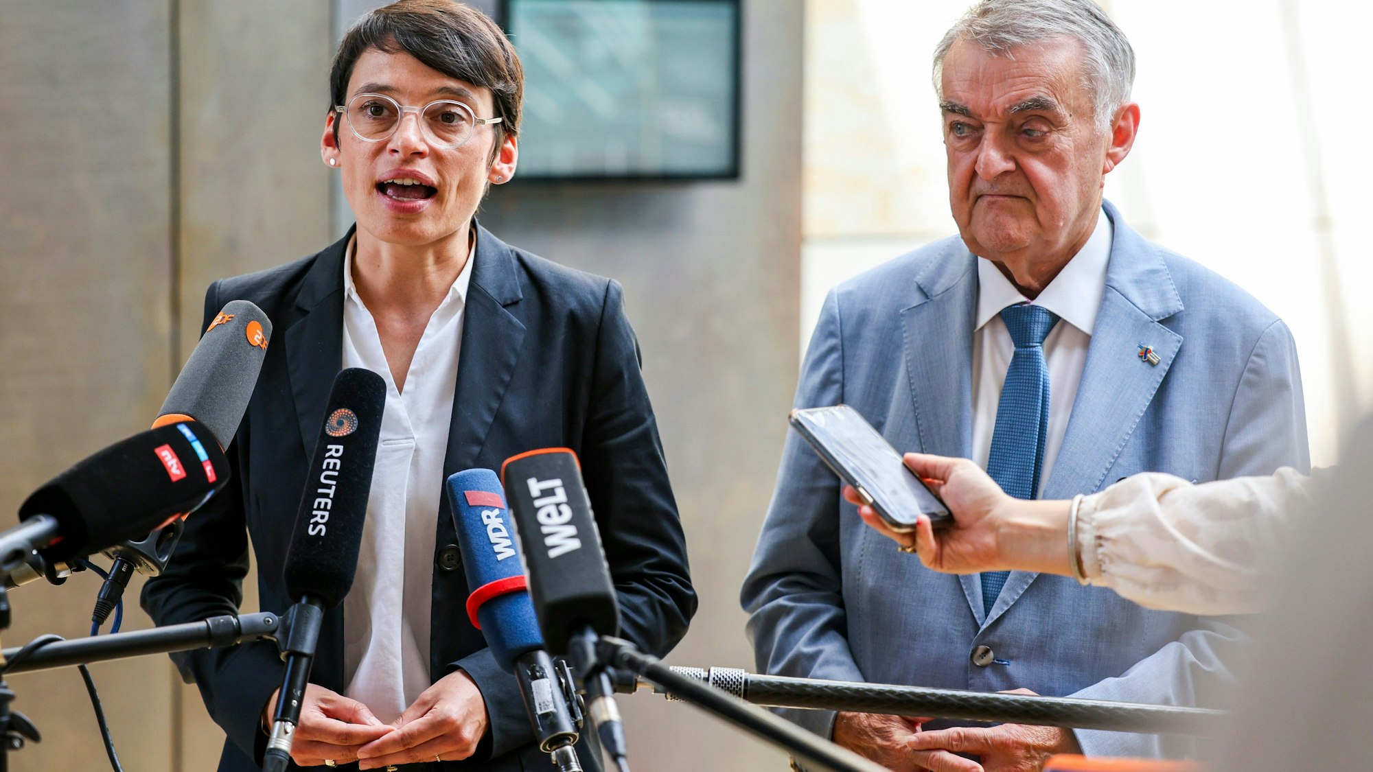 Josefine Paul (Bündnis 90/Die Grünen), Ministerin für Kinder, Jugend, Familie, Flucht und Integration in Nordrhein-Westfalen, und Herbert Reul (CDU), Innenminister von NRW, sprechen nach dem Anschlag von Solingen zu den Medien.