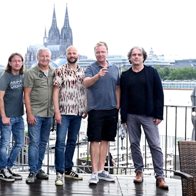 Die Bläck Fööss am Tanzbrunnen, mit dem Kölner Dom im Hintergrund.