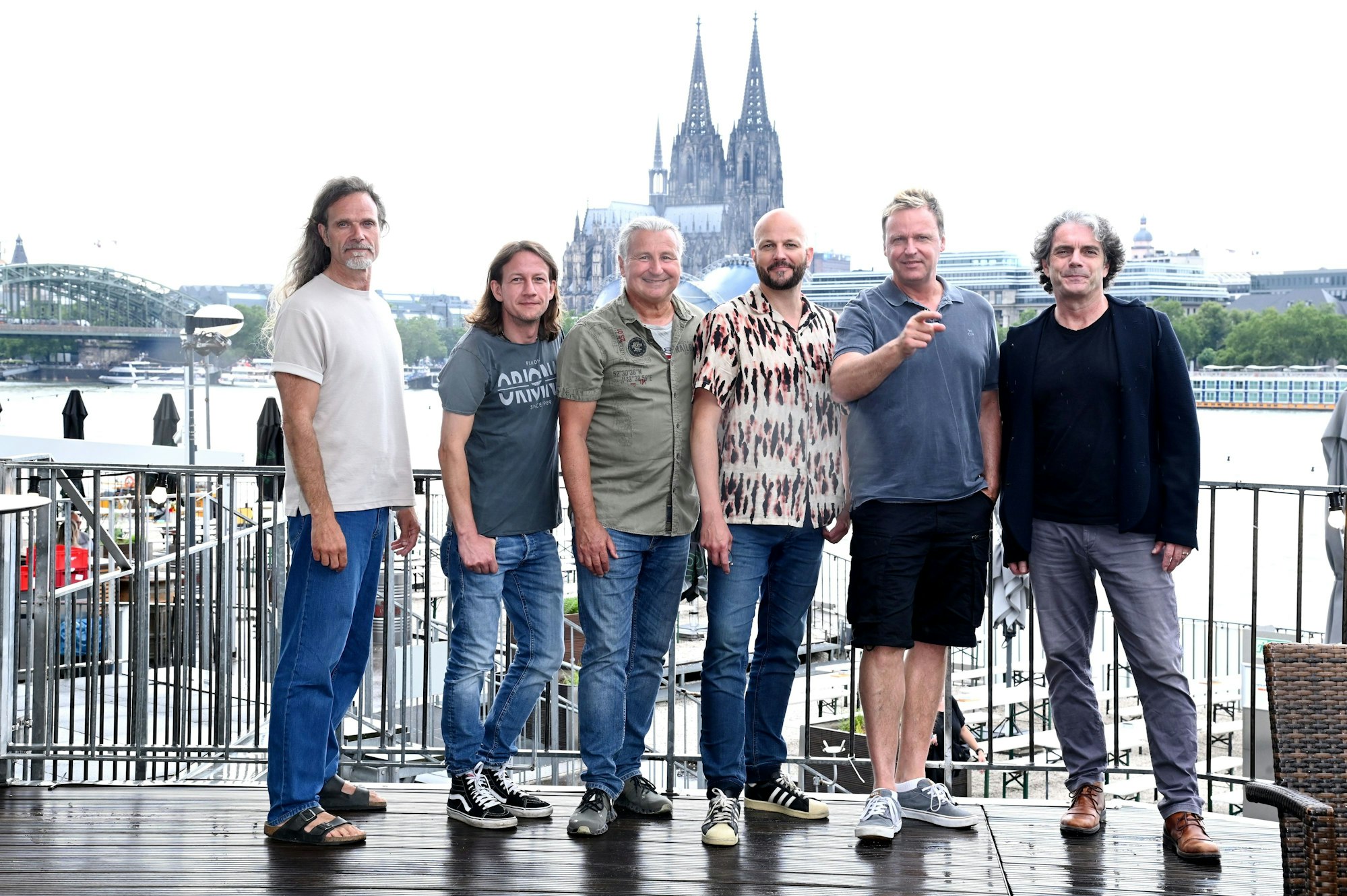 Bandmitlieder der Bläck Fööss, im Hintergrund der Kölner Dom