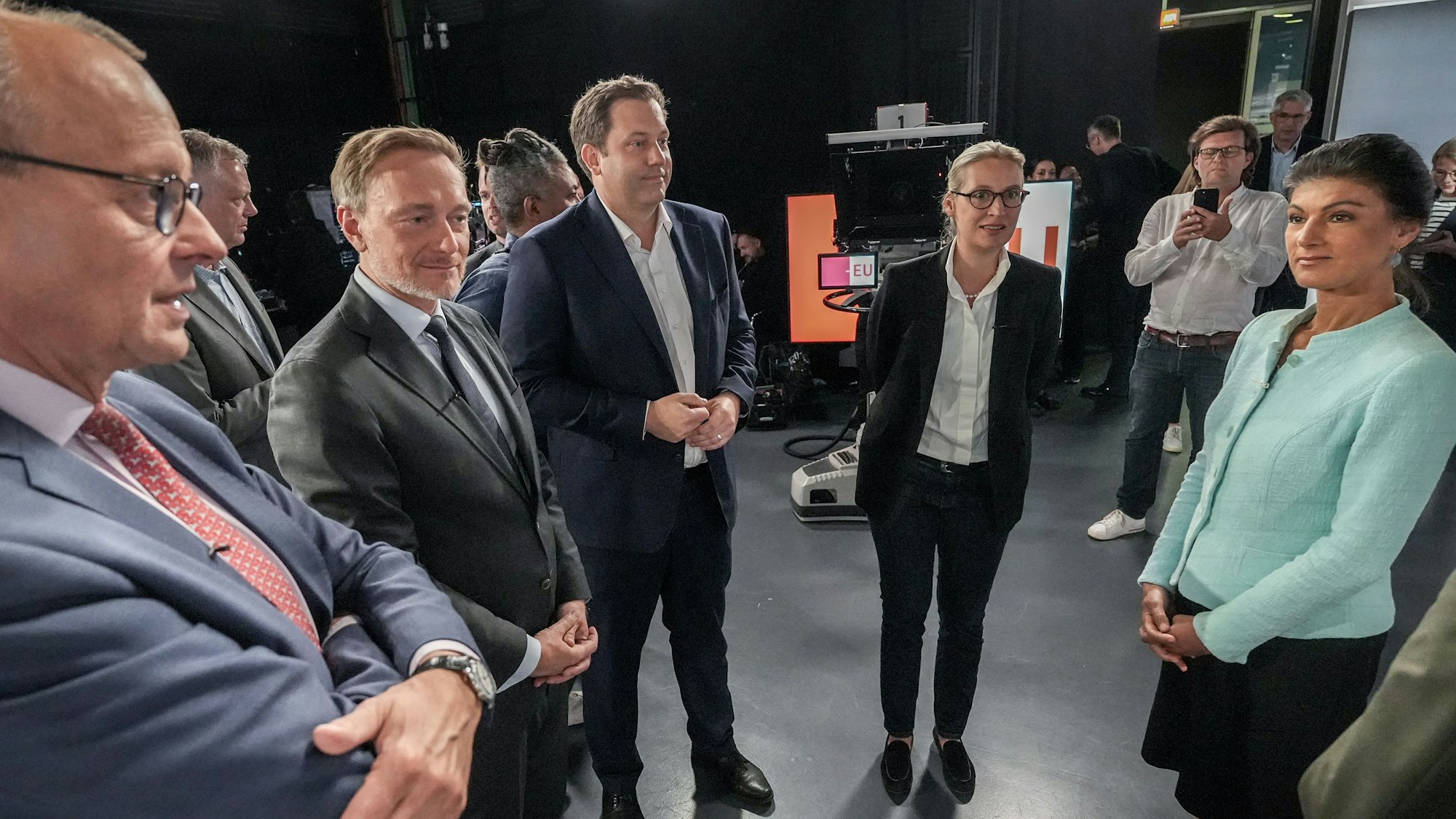 CDU-Chef Friedrich Merz (l.) und BSW-Vorsitzende Sahra Wagenknecht (r.) zusammen im TV-Studio vor der Elefantenrunde nach der Europawahl.