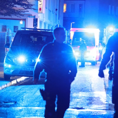 Solingen: Polizei steht in der Nähe des Einsatzortes. Bei einer Attacke auf der 650-Jahr-Feier der Stadt hat es Todesopfer und Verletzte gegeben.