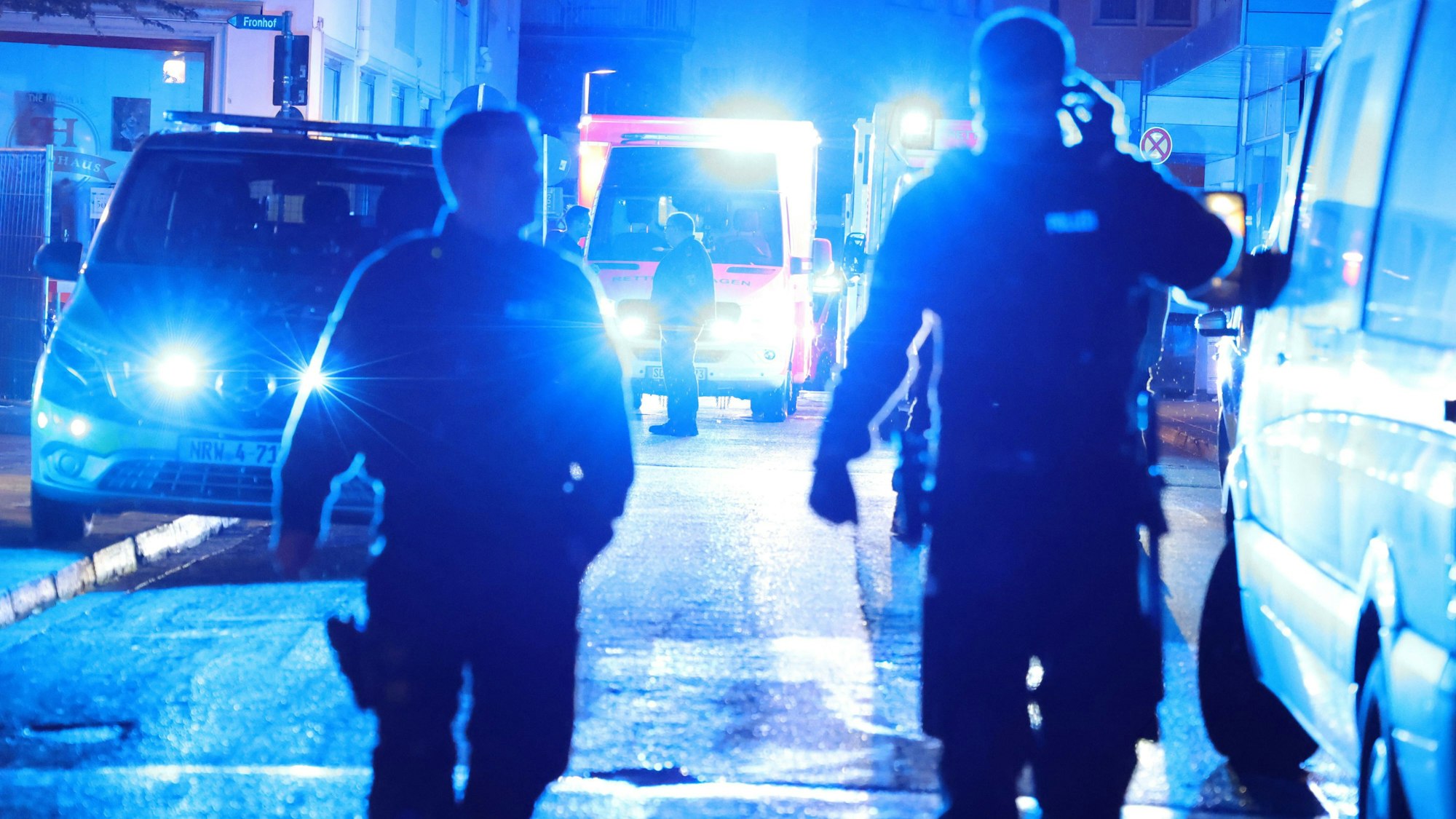 Solingen: Polizei steht in der Nähe des Einsatzortes. Bei einer Attacke auf der 650-Jahr-Feier der Stadt hat es Todesopfer und Verletzte gegeben.