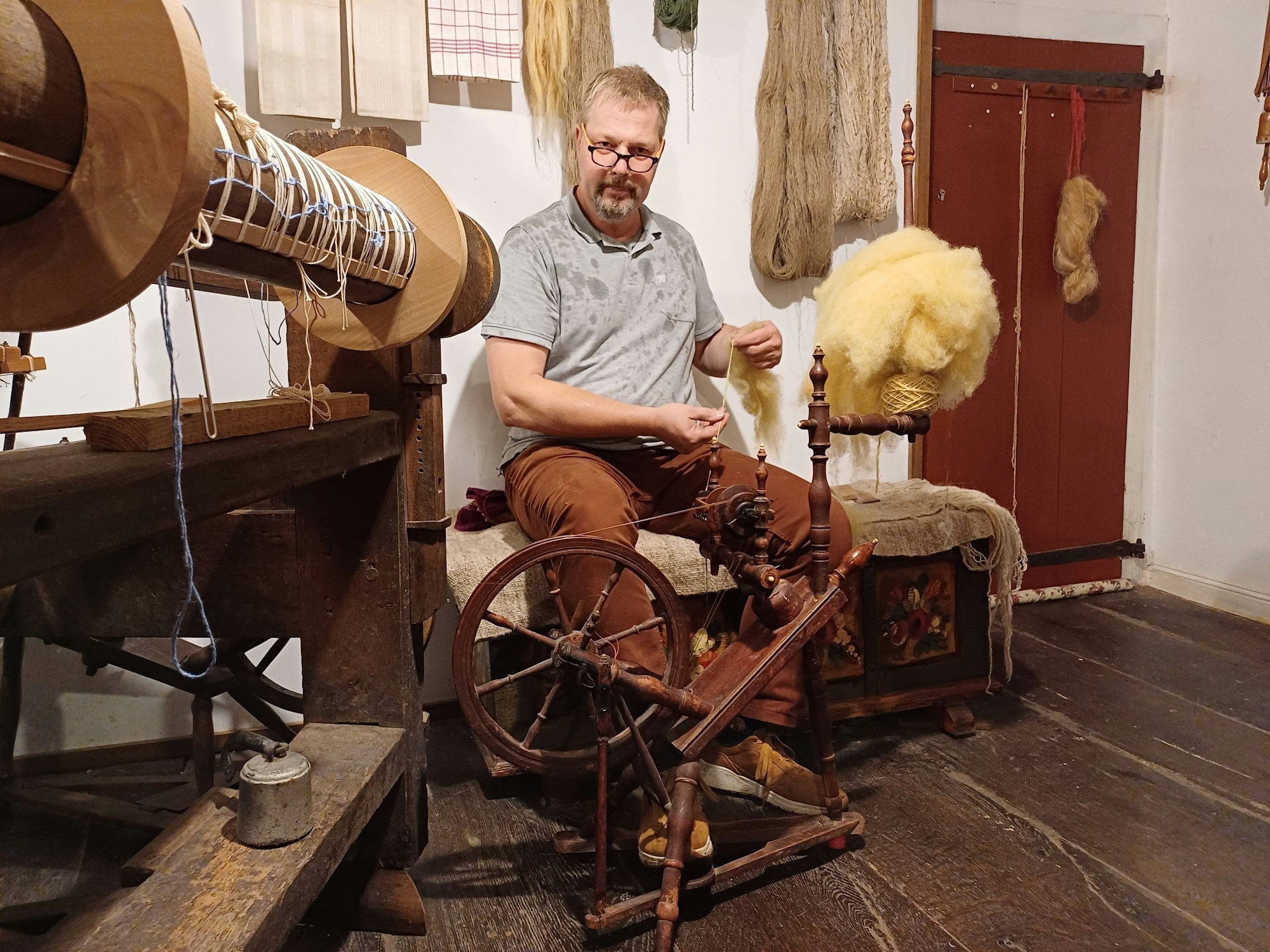 Joachim Urbahn am Spinnrad.
