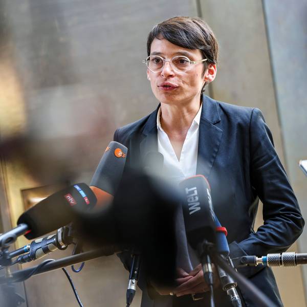Josefine Paul (Bündnis 90/Die Grünen), Ministerin für Kinder, Jugend, Familie, Flucht und Integration in Nordrhein-Westfalen, spricht in Mikrofone.