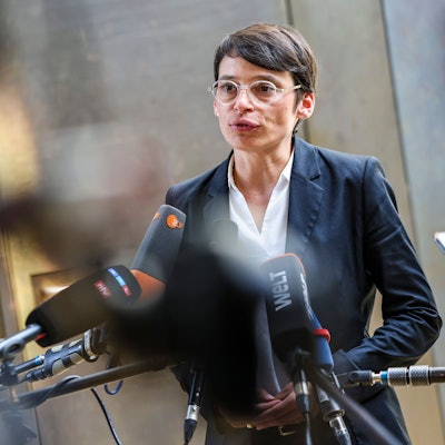 Josefine Paul (Bündnis 90/Die Grünen), Ministerin für Kinder, Jugend, Familie, Flucht und Integration in Nordrhein-Westfalen, spricht zu den Medien nach der Sondersitzung der Ausschüsse für Inneres und Integration im Landtag zum mutmaßliche islamistischen Anschlag in Solingen.