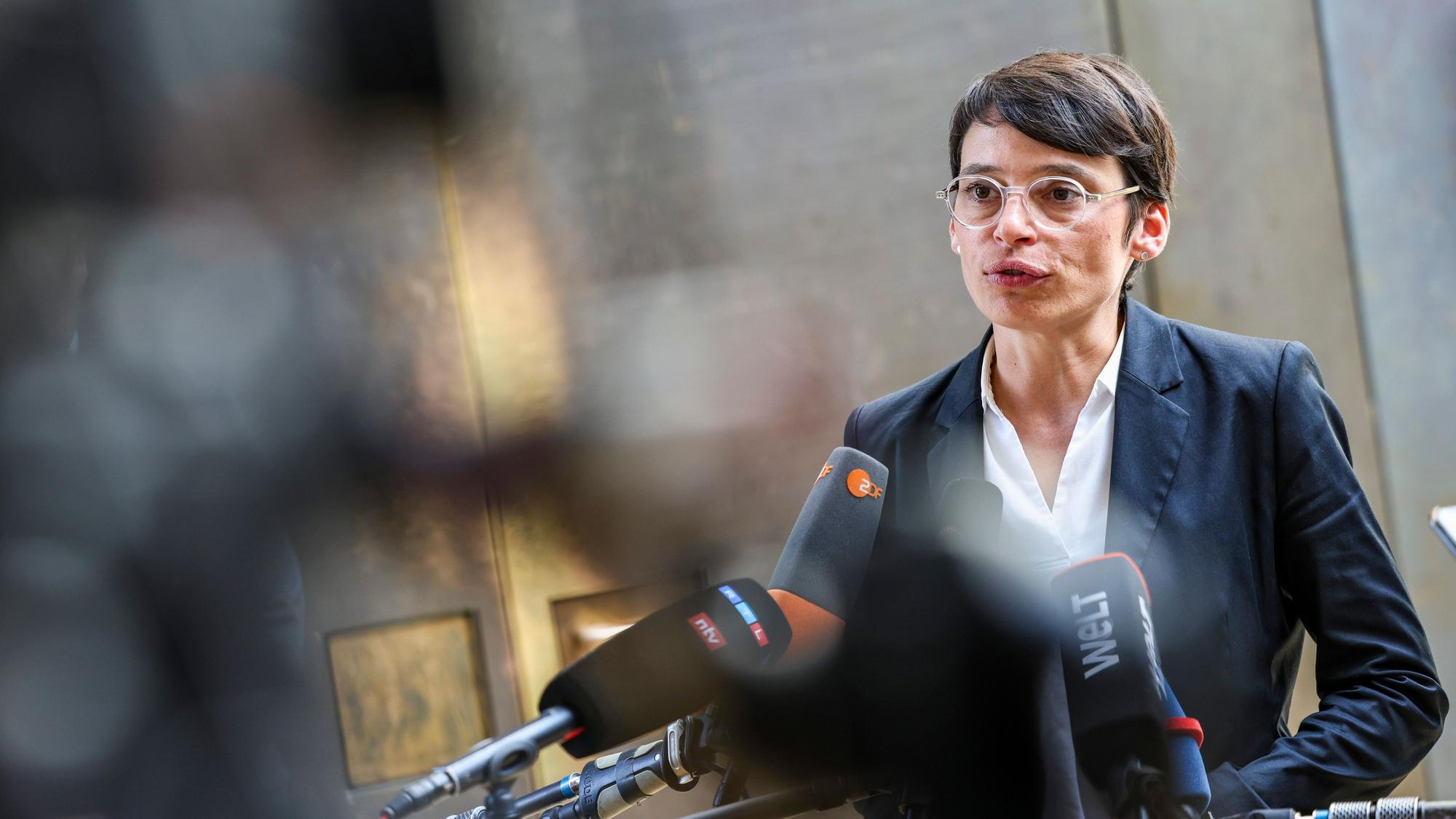 29.08.2024, Nordrhein-Westfalen, Düsseldorf: Josefine Paul (Bündnis 90/Die Grünen), Ministerin für Kinder, Jugend, Familie, Flucht und Integration in Nordrhein-Westfalen, spricht zu den Medien nach der Sondersitzung der Ausschüsse für Inneres und Integration im Landtag zum mutmaßliche islamistischen Anschlag in Solingen. Foto: Christoph Reichwein/dpa +++ dpa-Bildfunk +++