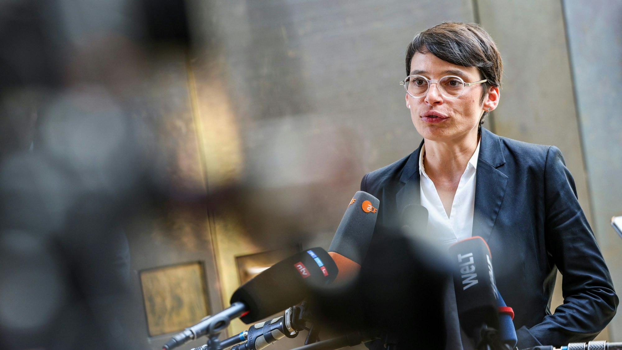 29.08.2024, Nordrhein-Westfalen, Düsseldorf: Josefine Paul (Bündnis 90/Die Grünen), Ministerin für Kinder, Jugend, Familie, Flucht und Integration in Nordrhein-Westfalen, spricht zu den Medien nach der Sondersitzung der Ausschüsse für Inneres und Integration im Landtag zum mutmaßliche islamistischen Anschlag in Solingen. Foto: Christoph Reichwein/dpa +++ dpa-Bildfunk +++