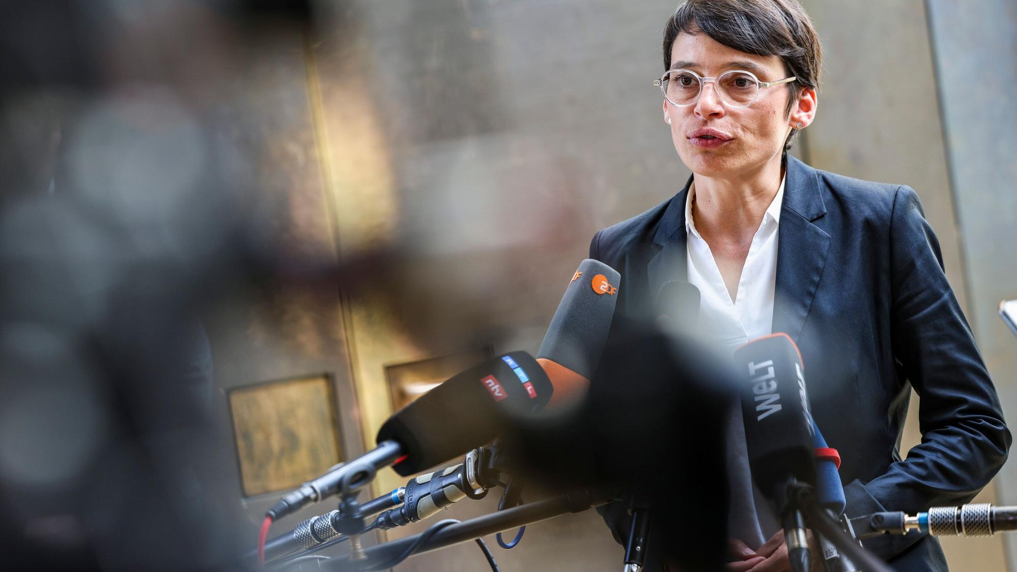 Josefine Paul (Bündnis 90/Die Grünen), Ministerin für Kinder, Jugend, Familie, Flucht und Integration in Nordrhein-Westfalen, spricht zu den Medien nach der Sondersitzung der Ausschüsse für Inneres und Integration im Landtag zum mutmaßliche islamistischen Anschlag in Solingen.