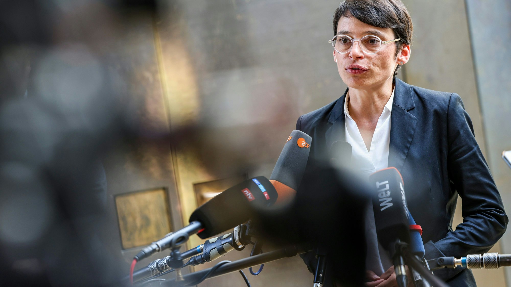 Josefine Paul (Bündnis 90/Die Grünen), Ministerin für Kinder, Jugend, Familie, Flucht und Integration in Nordrhein-Westfalen, spricht zu den Medien nach der Sondersitzung der Ausschüsse für Inneres und Integration im Landtag zum mutmaßliche islamistischen Anschlag in Solingen.