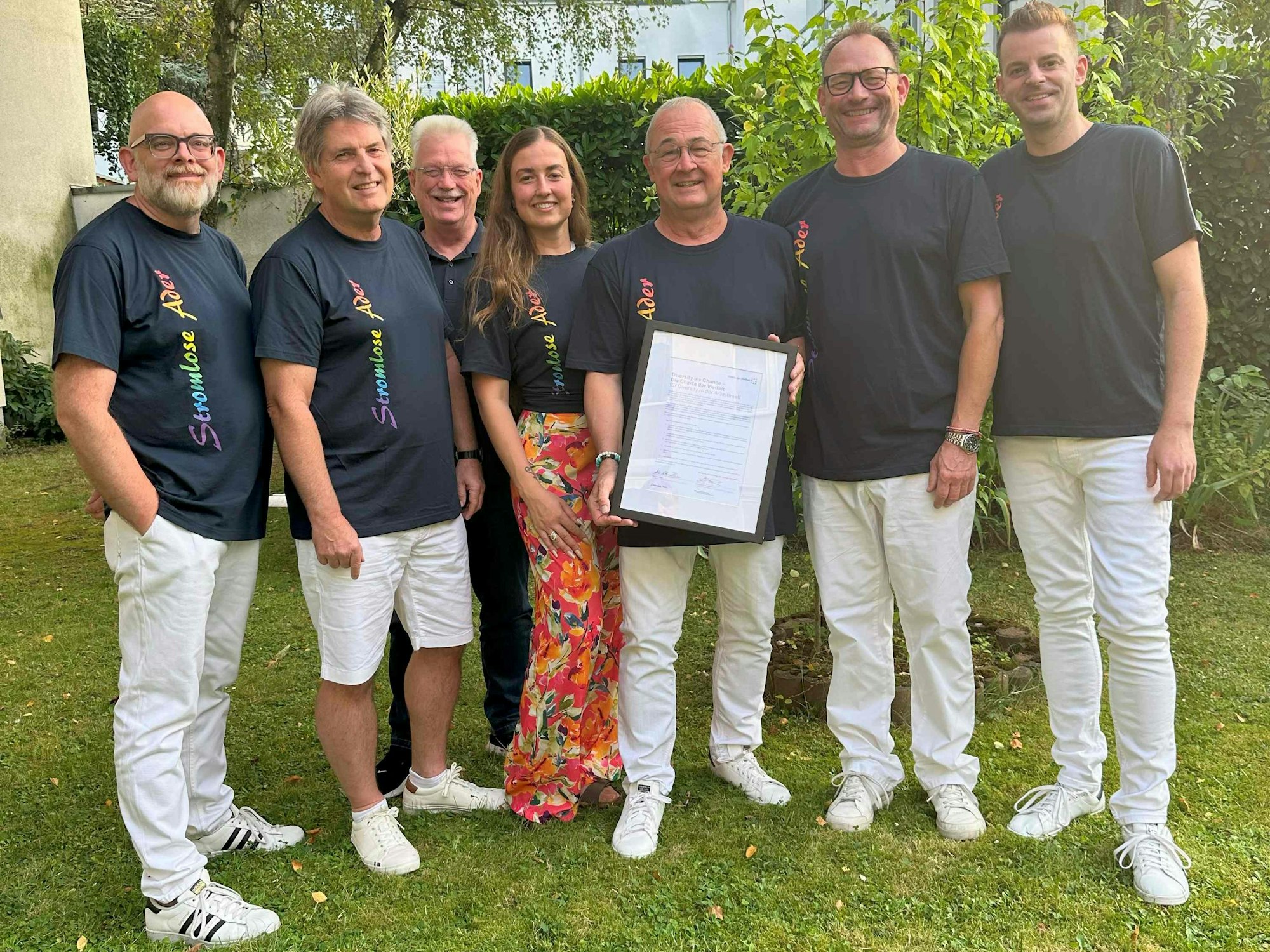 Der Vorstand des KKG Stromlose Ader mit der symbolischen Urkunde der Charta der Vielfalt - (von links) Markus Richter, Lothar Becker, Ralph Schürmann, Julie Houben, Hans-Peter Houben, Chris Weber, Jan Schneegans