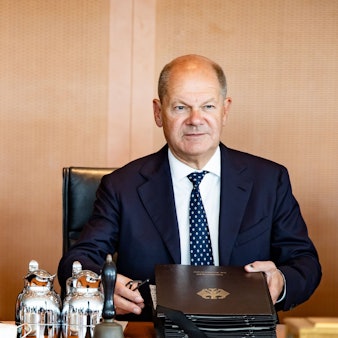 Bundeskanzler Olaf Scholz (r, SPD), wartet neben Wirtschaftsminister Robert Habeck (Bündnis 90/Die Grünen) auf den Beginn der Sitzung des Bundeskabinetts im Kanzleramt.