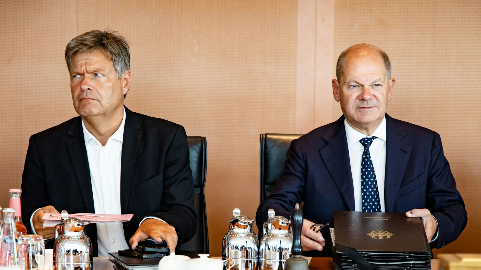 Bundeskanzler Olaf Scholz (r, SPD), wartet neben Wirtschaftsminister Robert Habeck (Bündnis 90/Die Grünen) auf den Beginn der Sitzung des Bundeskabinetts im Kanzleramt.