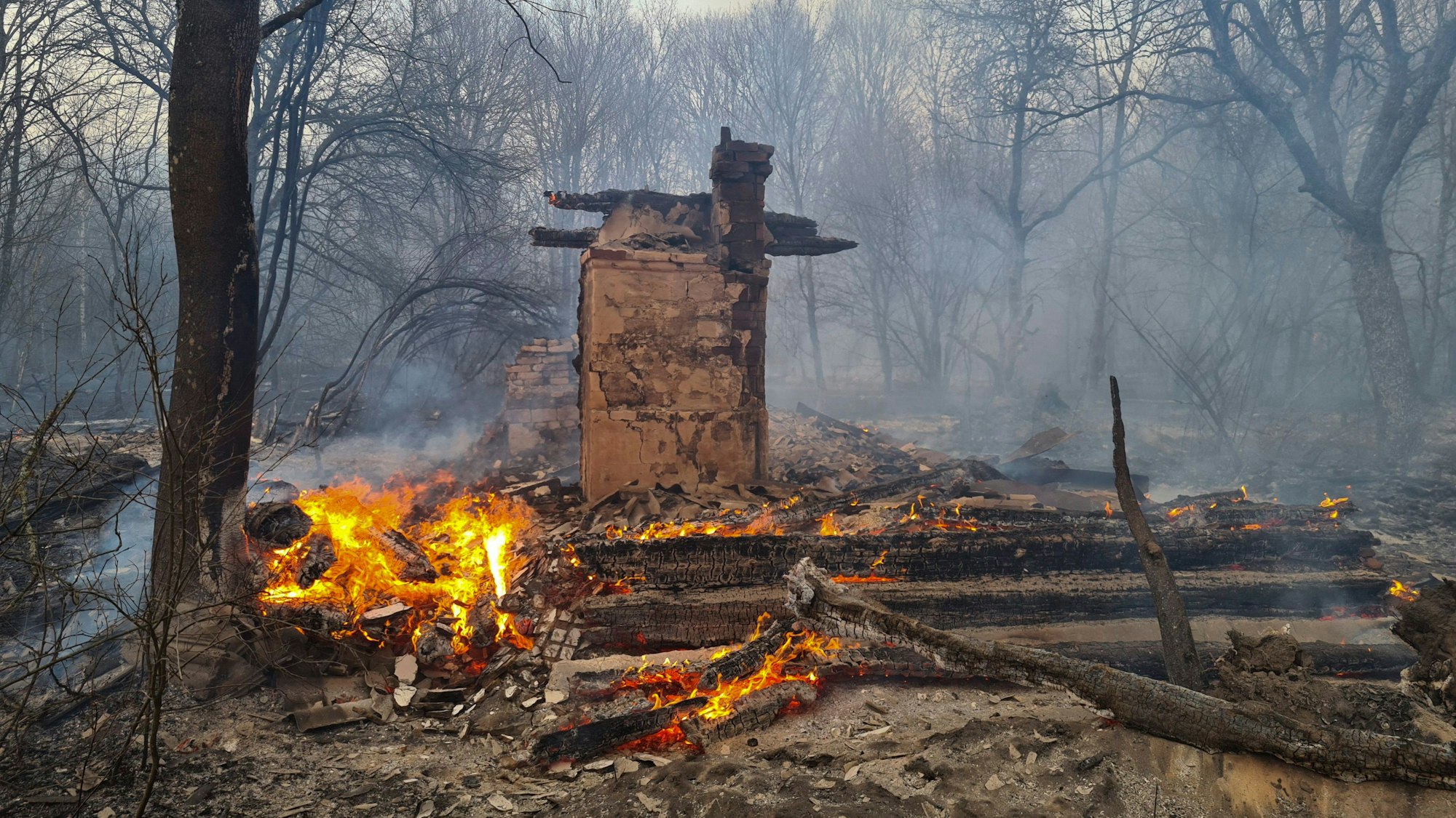 Ein unbewohntes Haus ist bei einem Waldbrand in der radioaktiv belasteten Sperrzone um das Kernkraftwerk Tschernobyl niedergebrannt.