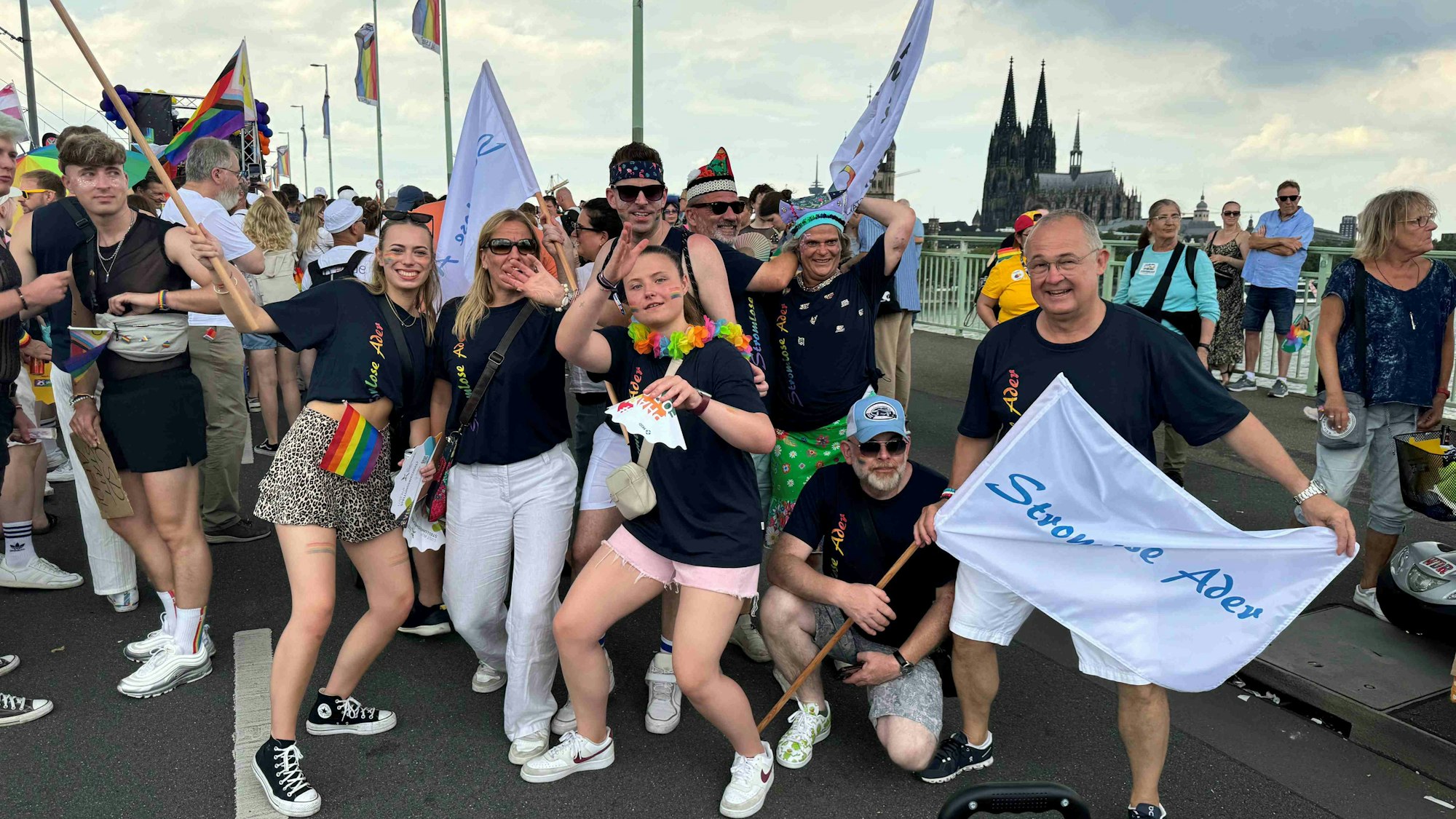 CSD statt Karneval, erstmals lief die KKG Stromlose Ader in diesem Jahr bei der Parade mit. Jetzt unterzeichneten sie die Charta der Vielfalt.