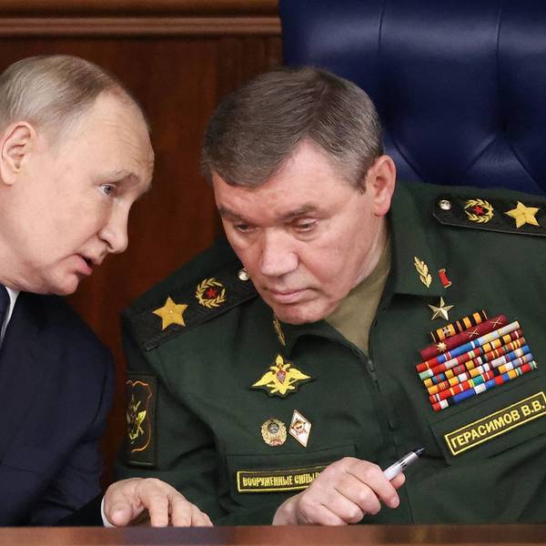 Kremlchef Wladimir Putin mit Generalstabschef Waleri Gerassimow. Putins Armee nähert sich der strategisch wichtigen Stadt Pokrowsk in der Ostukraine mit großen Schritten. (Archivbild)