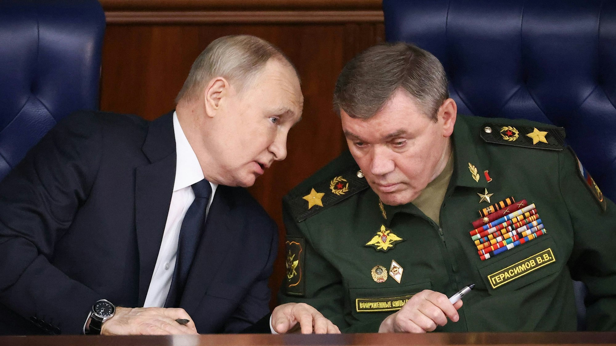 Kremlchef Wladimir Putin mit Generalstabschef Waleri Gerassimow. Putins Armee nähert sich der strategisch wichtigen Stadt Pokrowsk in der Ostukraine mit großen Schritten. (Archivbild)