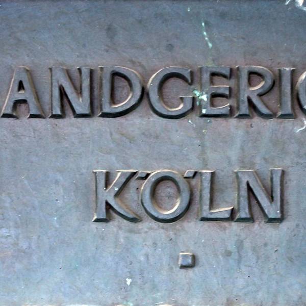 Ein Schild weist auf das Landgericht in Köln hin.