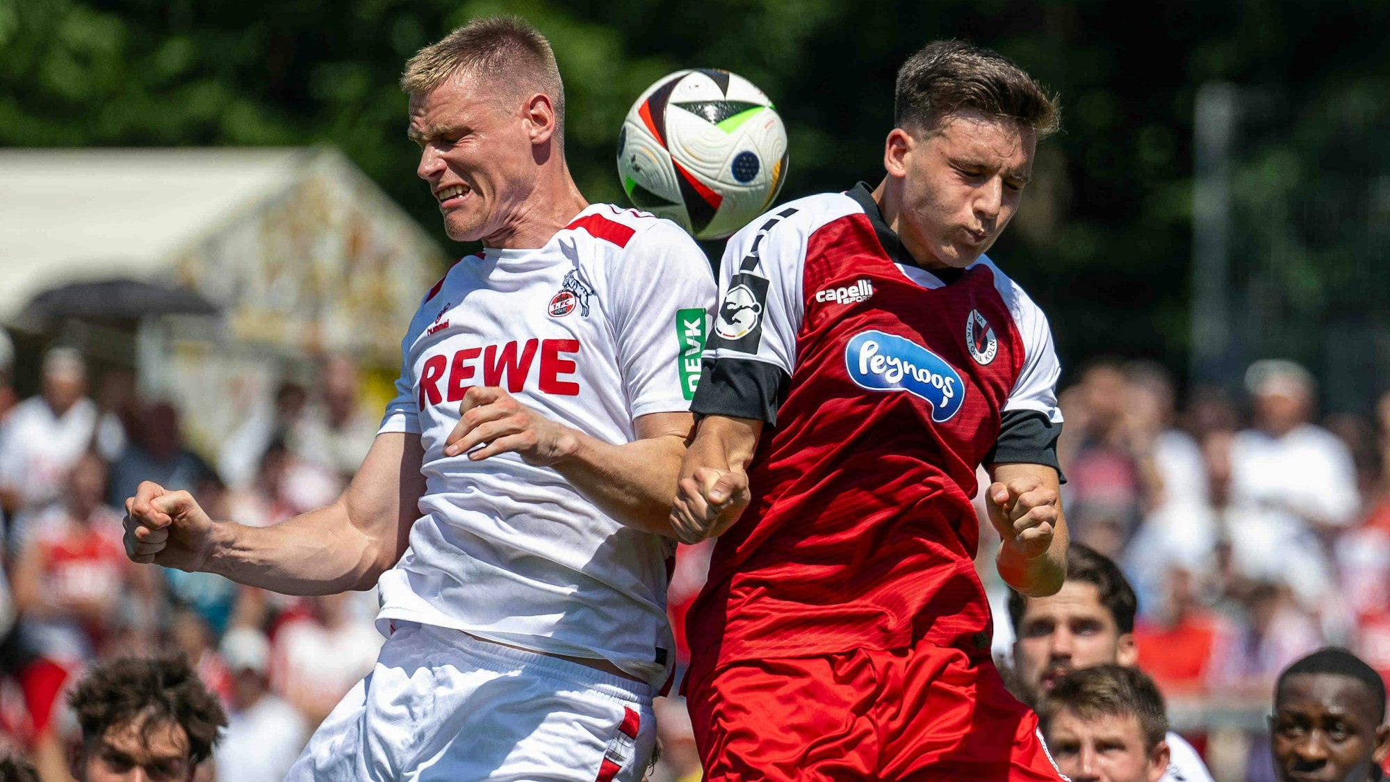 Bei einem Testspiel im Juli 2024 steigen Steffen Tigges und Said El Mala zu einem Zweikampf um den Ball hoch. Während Tigges die Erwartungen beim FC nie erfüllen konnte, wird El Mala ab Sommer 2025 die Chance bekommen, am Geißbockheim aufzutrumpfen.