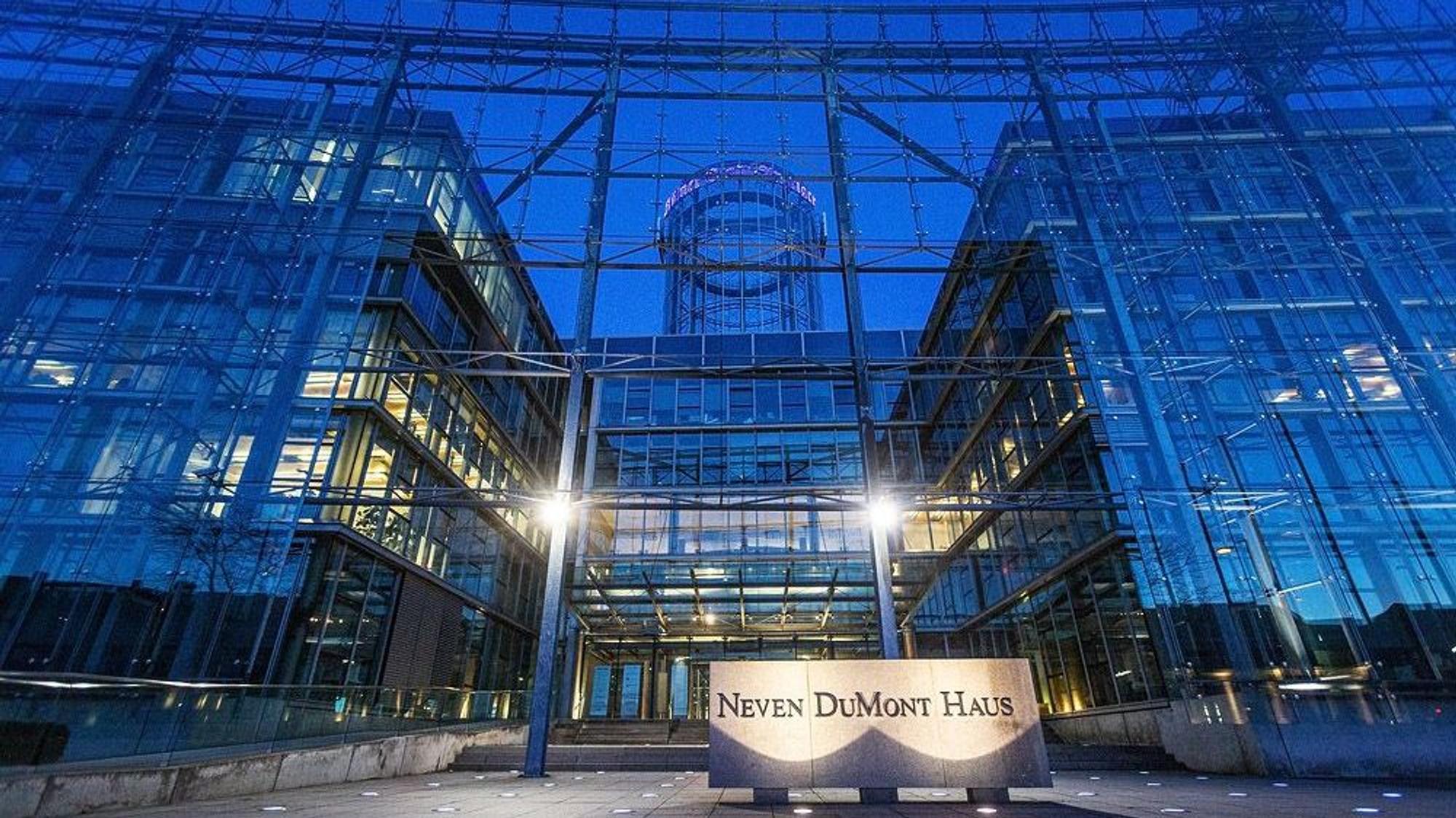 Das „Neven DuMont Haus“ an der Amsterdamer Straße. Neben dem Firmensitz der DuMont Mediengruppe beheimatet das Gebäude auch die Redaktionen der Tageszeitungen „Kölner Stadt-Anzeiger“ und Express.
