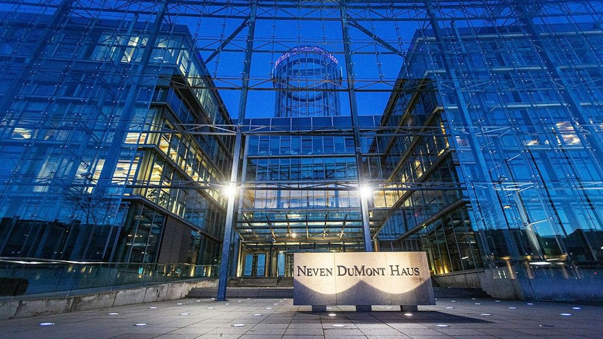 Das «Neven DuMont Haus» an der Amsterdamer Straße. Neben dem Firmensitz der DuMont Mediengruppe beheimatet das Gebäude auch die Redaktionen der Tageszeitungen Kölner Stadt-Anzeiger und Express.