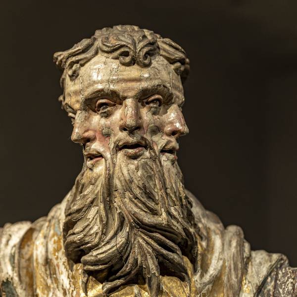 Eine Darstellung der Dreifaltigkeit (Gott Vater, Sohn und Heiliger Geist) aus der Sammlung des Kölner Museums Kolumba zeigt den Kopf eines bärtigen Mannes mit drei gleichen Gesichtern.