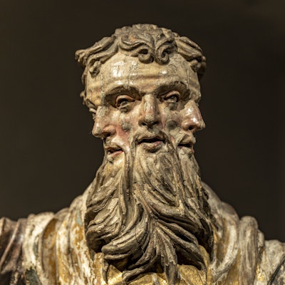 Eine Darstellung der Dreifaltigkeit (Gott Vater, Sohn und Heiliger Geist) aus der Sammlung des Kölner Museums Kolumba zeigt den Kopf eines bärtigen Mannes mit drei gleichen Gesichtern.