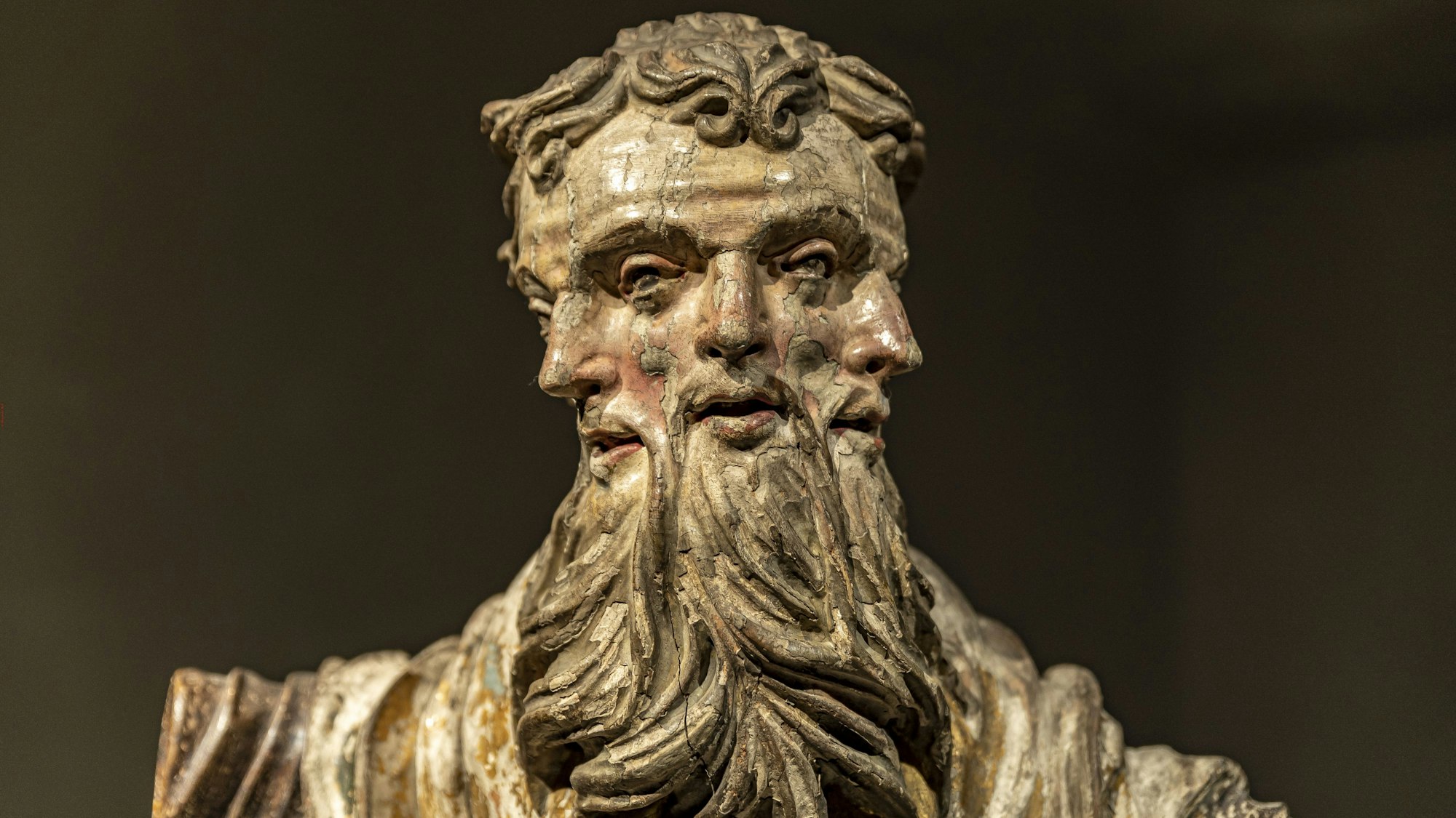 Eine Darstellung der Dreifaltigkeit (Gott Vater, Sohn und Heiliger Geist) aus der Sammlung des Kölner Museums Kolumba zeigt den Kopf eines bärtigen Mannes mit drei gleichen Gesichtern.