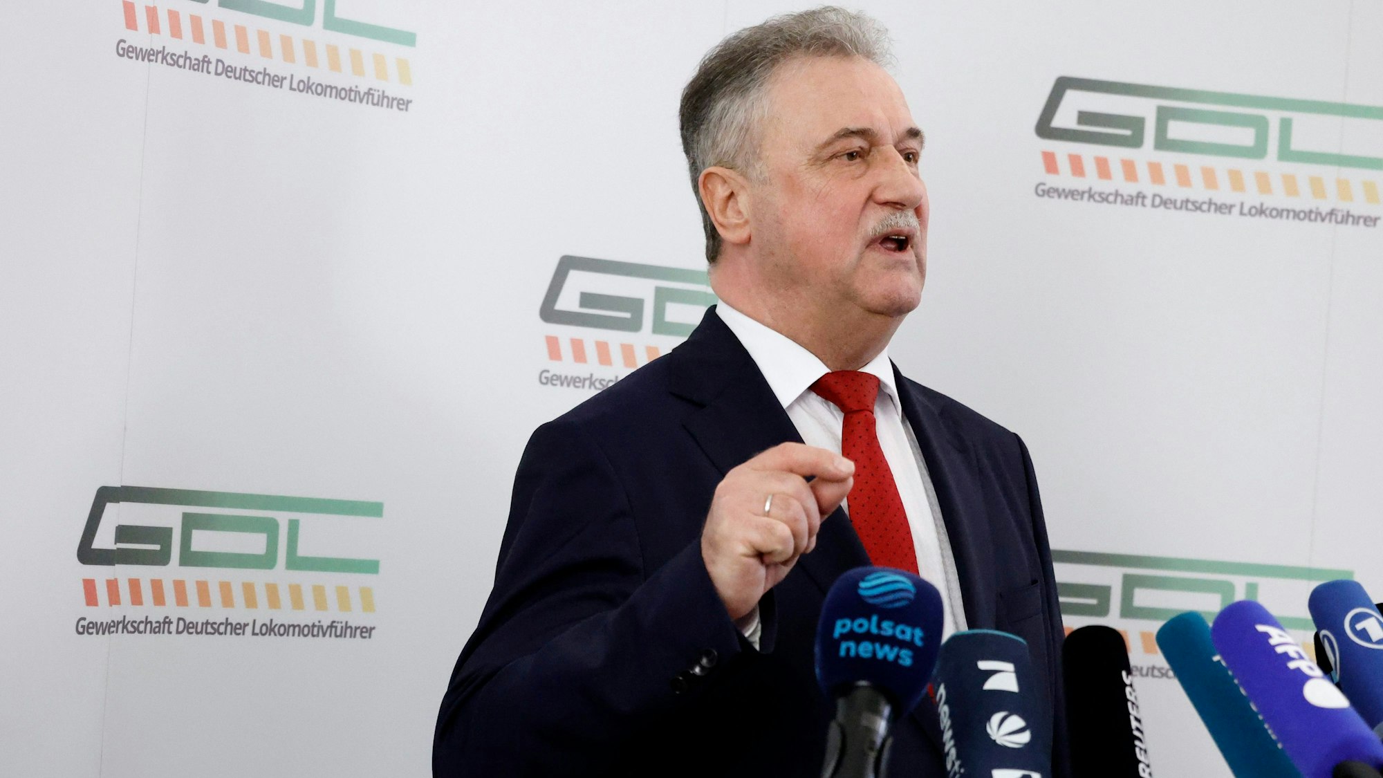ARCHIV - 04.03.2024, Berlin: Claus Weselsky, ehemaliger Vorsitzender der Gewerkschaft Deutscher Lokomotivführer (GDL), spricht bei einer Pressekonferenz zu bevorstehenden Streiks.