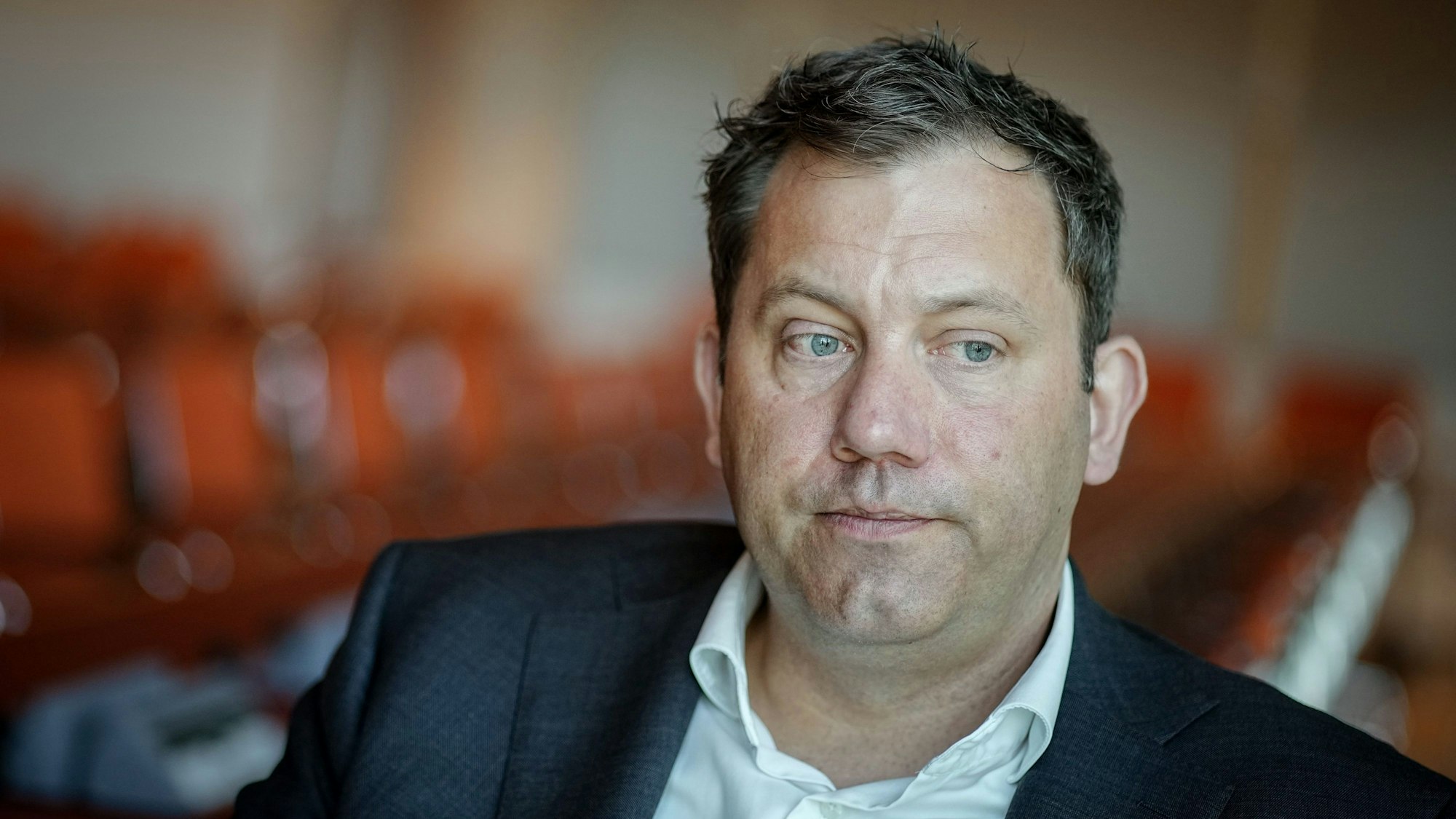 Lars Klingbeil, SPD-Bundesvorsitzender, schaut an der Kamera vorbei am Rande eines Interviews mit Journalisten der Deutschen Presse-Agentur. (Archivbild)