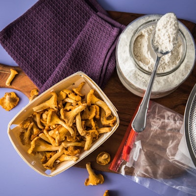 Ein Lifehack verspricht, dass Pfifferlinge mit einer üblichen Zutat leicht zu putzen sind.