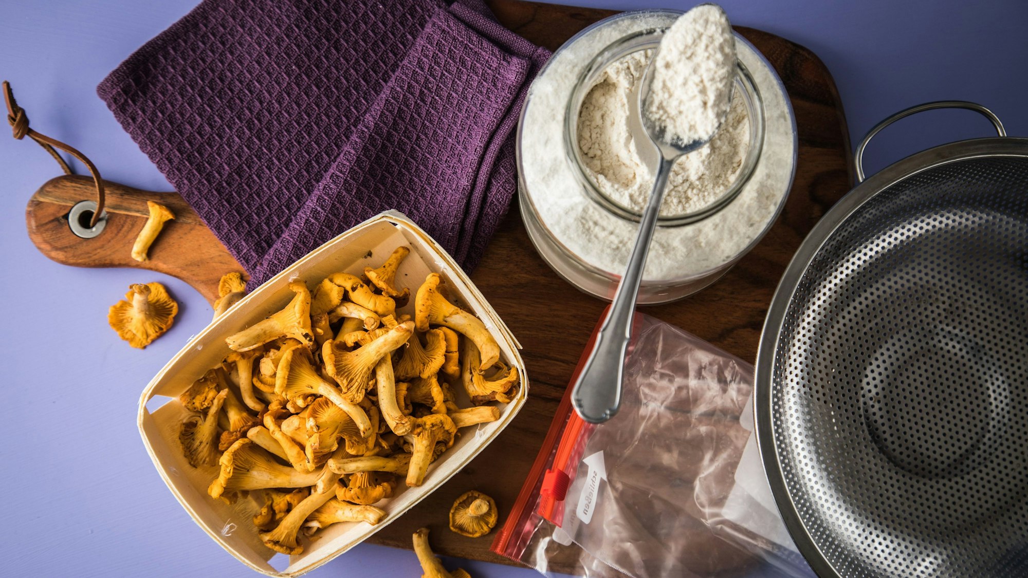 Ein Lifehack verspricht, dass Pfifferlinge mit einer üblichen Zutat leicht zu putzen sind.