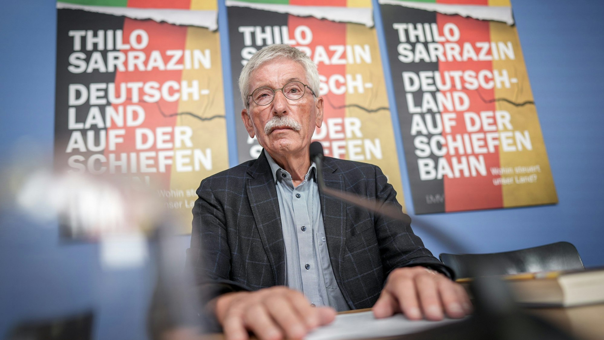 27.08.2024, Berlin: Thilo Sarrazin stellt sein neues Buch «Deutschland auf der schiefen Bahn. Wohin steuert unser Land?» auf einer Pressekonferenz vor.