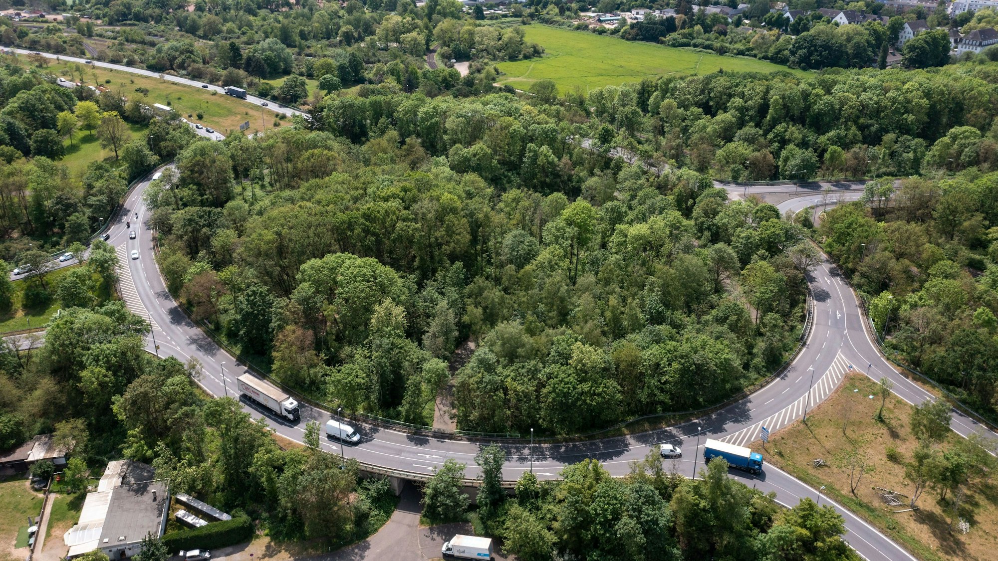 12.05.2022, Köln: Blick auf das Niehler Ei. Der Verkehrsknoten verbindet die Industriestraße (Zubringer A1) und die Bremerhavener Straße (Verlängerung Miltitärring) im Kölner Norden. Luftaufnahme mit Drohne. Foto: Uwe Weiser