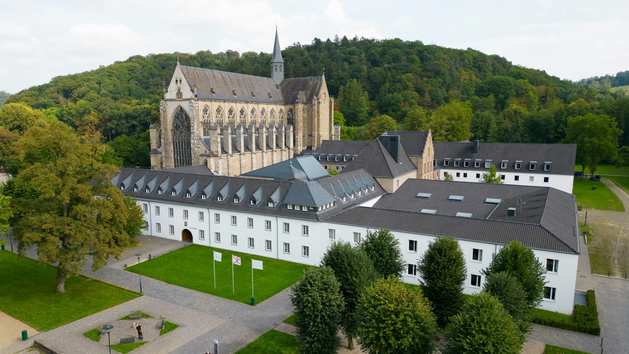 Altenberger Dom mit Haus Altenberg im Vordergrund