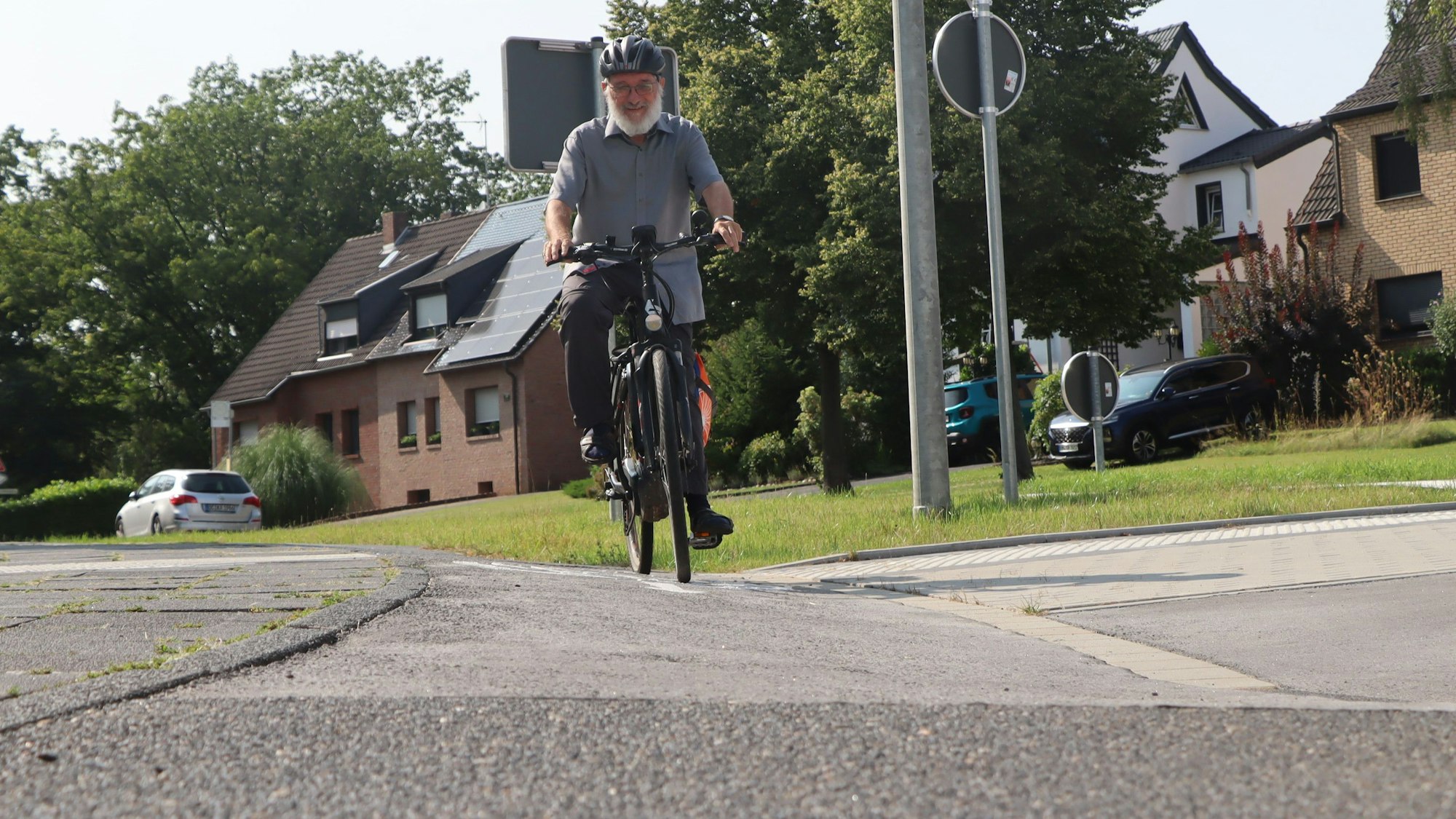 Zu sehen ist der neue Radweg.