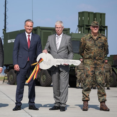 Bundeskanzler Olaf Scholz (SPD, l-r), Boris Pistorius (SPD), Bundesminister der Verteidigung, Helmut Rauch, CEO Diehl Defence, Harald Albrecht, Leitender Direktor Bundesamt für Ausrüstung und Ingo Gerhartz, Inspekteur der Luftwaffe