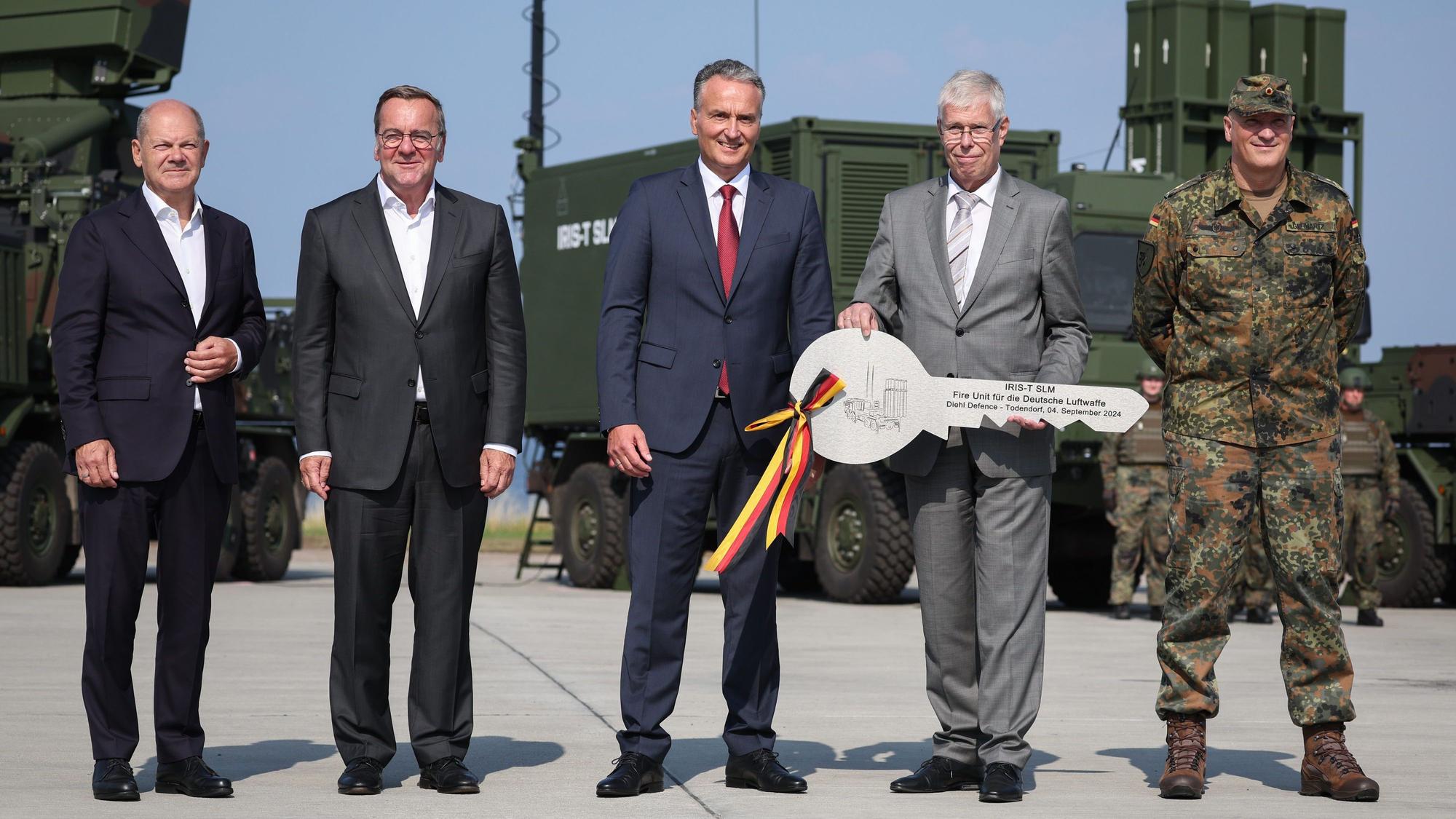 Bundeskanzler Olaf Scholz (SPD, l-r), Boris Pistorius (SPD), Bundesminister der Verteidigung, Helmut Rauch, CEO Diehl Defence, Harald Albrecht, Leitender Direktor Bundesamt für Ausrüstung und Ingo Gerhartz, Inspekteur der Luftwaffe